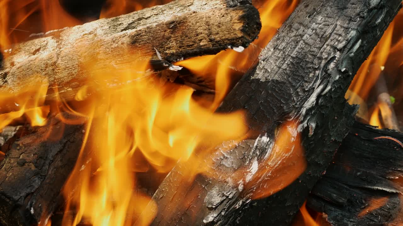 나무에 있는 불의 아름다운 불꽃. 천천히 오렌지색 불꽃으로 돌로 된 벽난로에서 은 연료를 가열합니다.