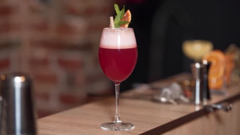 bebida de cóctel roja sentada en el bar sola