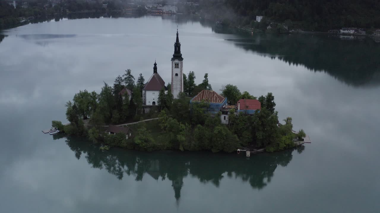 Chiesa sull'isola del Lago di Bled all'alba/tramonto