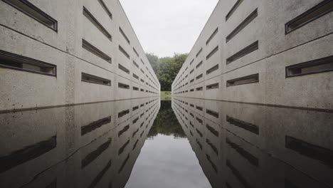 Reflexion-Des-Beton-deltawerks,-Einer-Ehemaligen-Hydraulischen-Versuchsanlage-In-Waterloopbos-Marknesse,-Niederlande