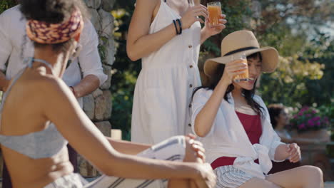 Zwei-Schöne-Frauen-Trinken-Cocktails-Am-Pool-Und-Machen-Toast-Und-Genießen-Den-Urlaubslebensstil-Und-Entspannen-Sich-An-Einem-Warmen,-Sonnigen-Tag-Mit-Freunden.-4K-Videos