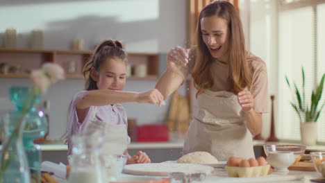 madre e hija horneando pan en casa