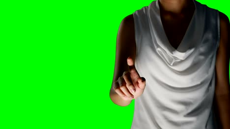mujer tocando invisible contra el fondo de la pantalla verde