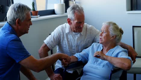 médico y ancianos interactuando entre sí 4k