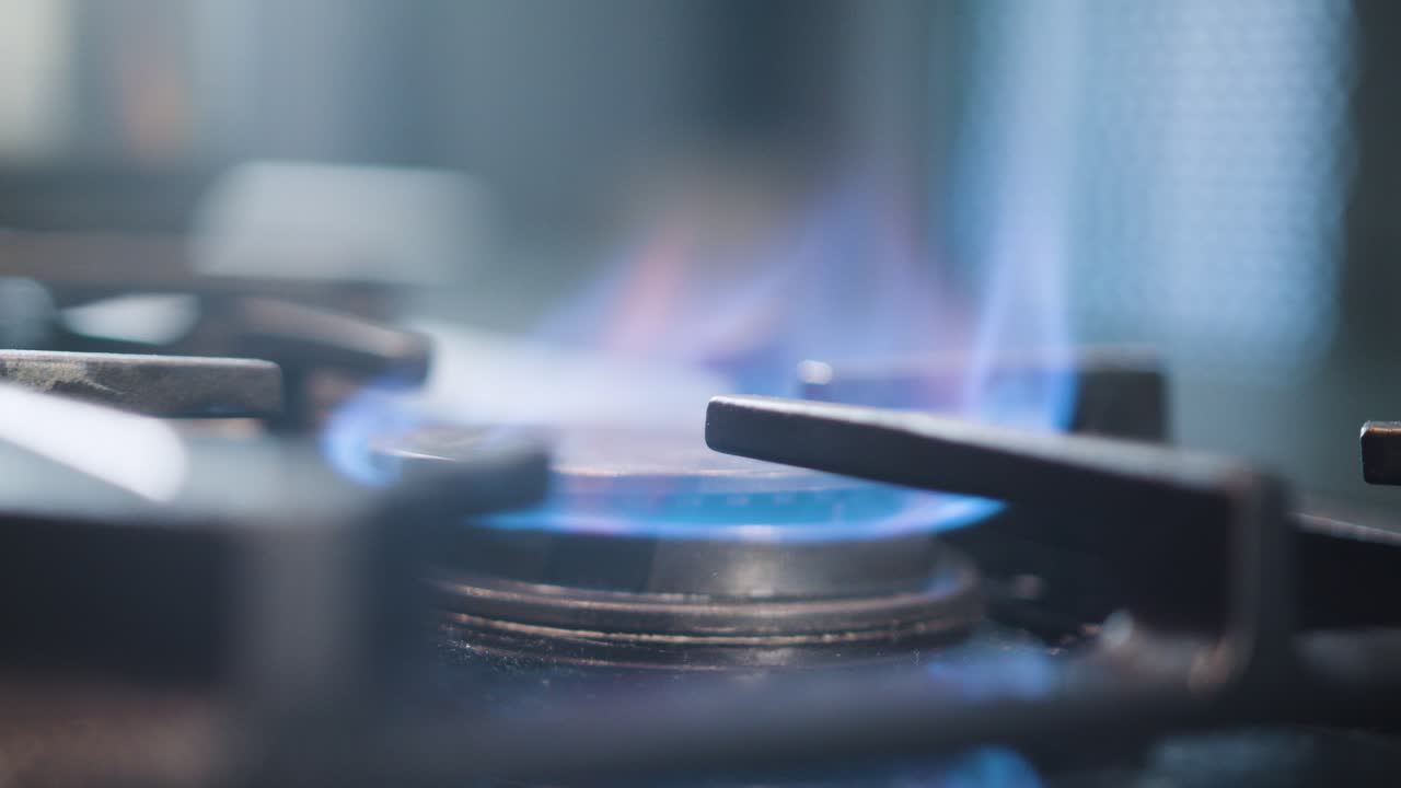 스토브탑 불꽃이 켜졌습니다. 정적 샷