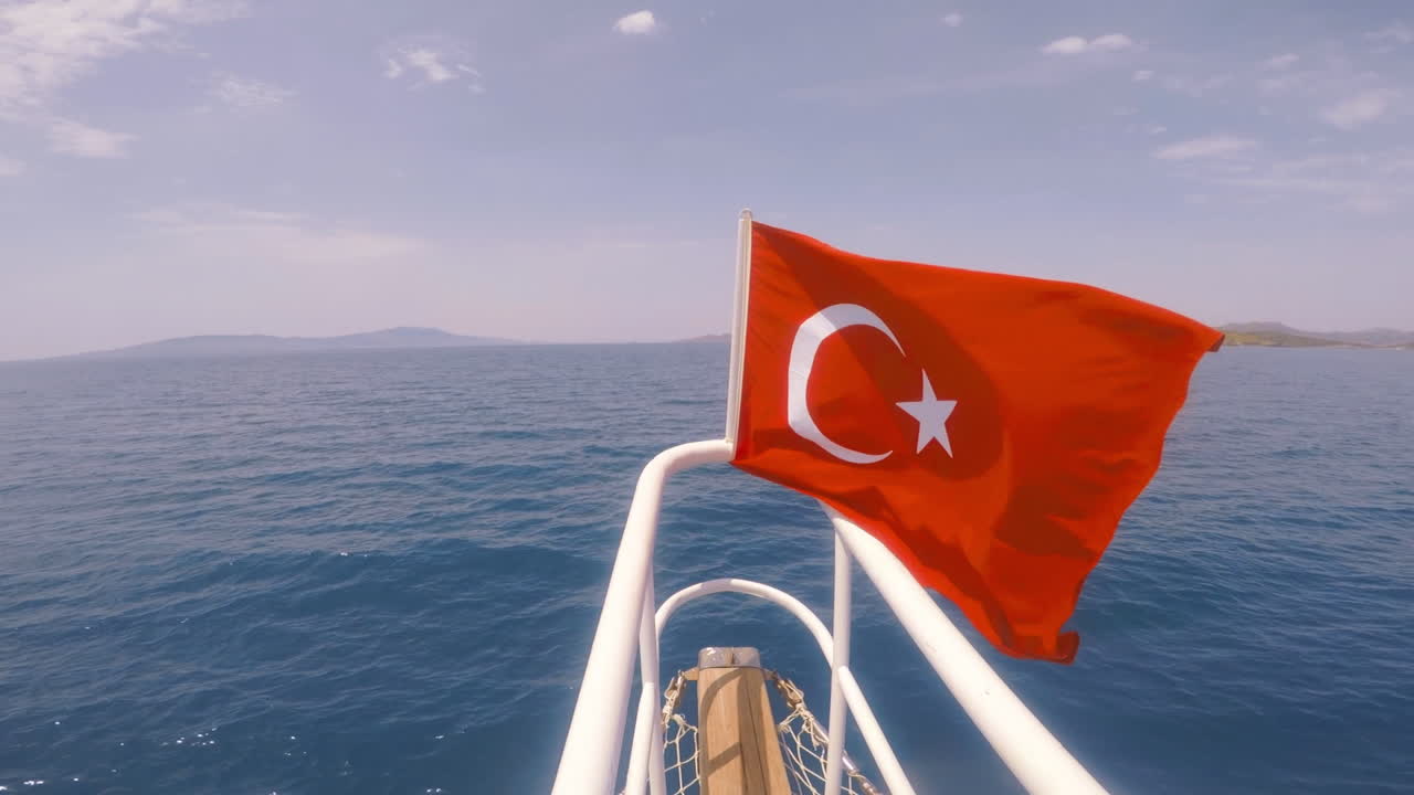보트 앞쪽에 바람에 날리는 터키 국기의 슬로우 모션 비디오