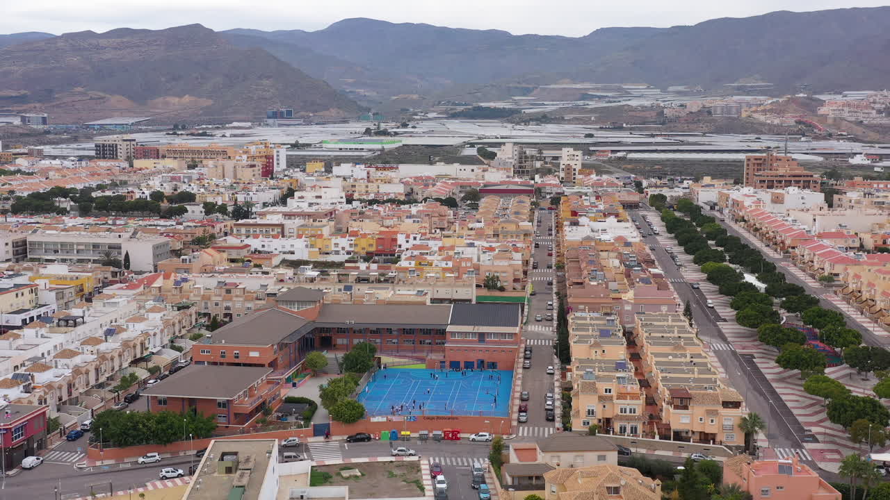 바스켓 코트 공중 촬영 로케타스 드 마르 스페인 녹색 집과 산