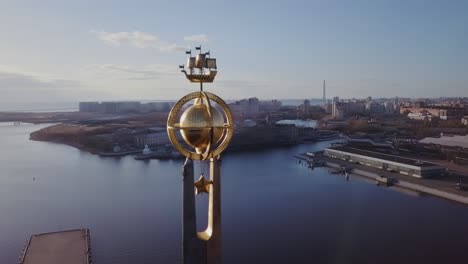 símbolo de velero en la parte superior de una vista aérea del puerto en un panorama de la ciudad, san petersburgo, rusia