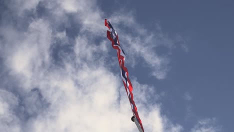 Die-Thailändische-Nationalflagge-Weht-Im-Wind-Mit-Dem-Himmel-Als-Hintergrund-Und-Symbolisiert-Die-Souveränität,-Den-Nationalismus-Und-Die-Loyalität-Thailands-Gegenüber-Seinem-Mutterland