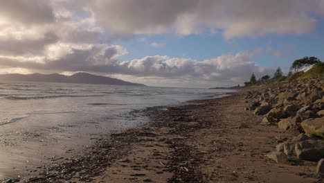 Una-Toma-Panorámica-Tomada-En-La-Playa-De-Paraparaumu-Nueva-Zelanda