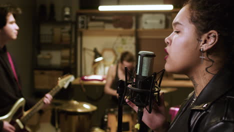 grupo musical en un estudio