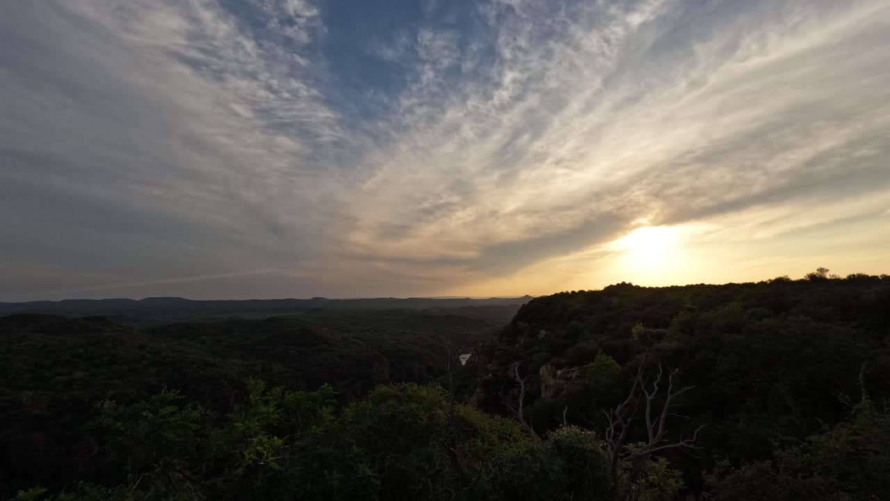 Cámara rápida del atardecer y las nubes sobre el cañón. Parque Nacional Kruger, Sudáfrica