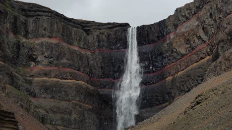 la impresionante cascada de hengifoss en islandia vista desde abajo