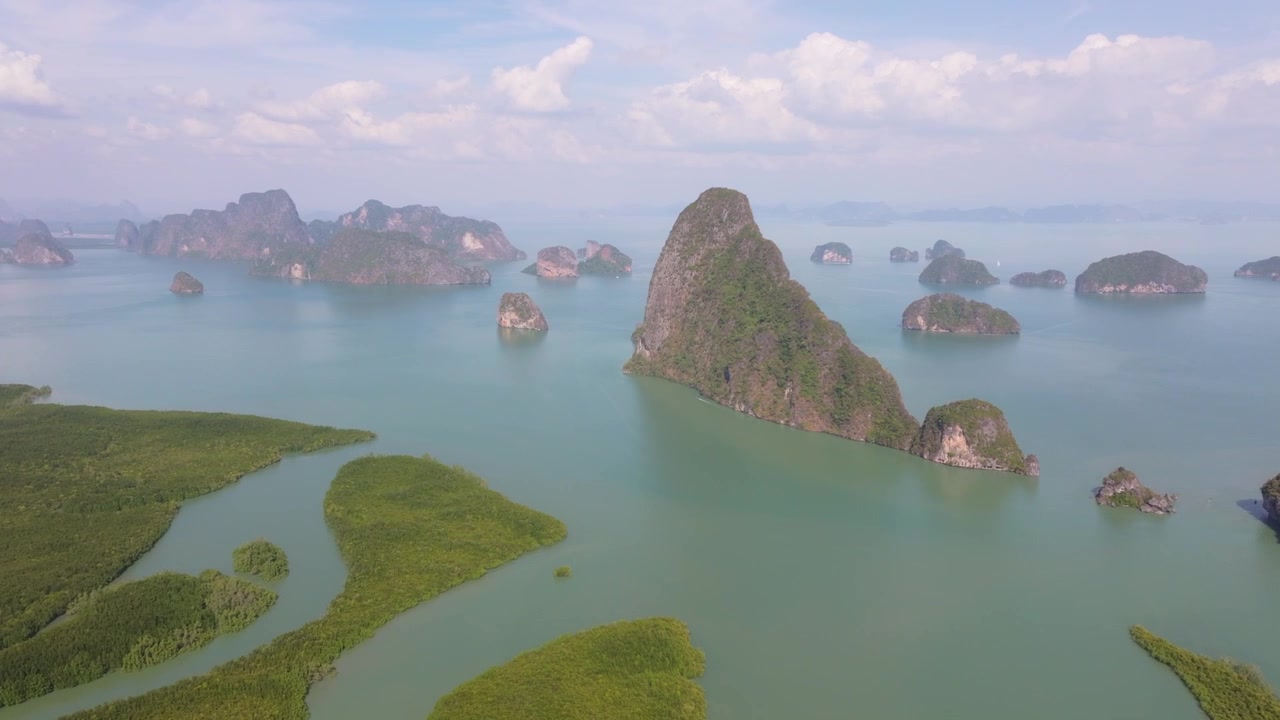 Cảnh quay drone trên không 4K ghi lại những khu rừng ngập mặn xanh tươi và những hòn đảo đá vôi karst ấn tượng của Vịnh Phang Nga ở Thái Lan