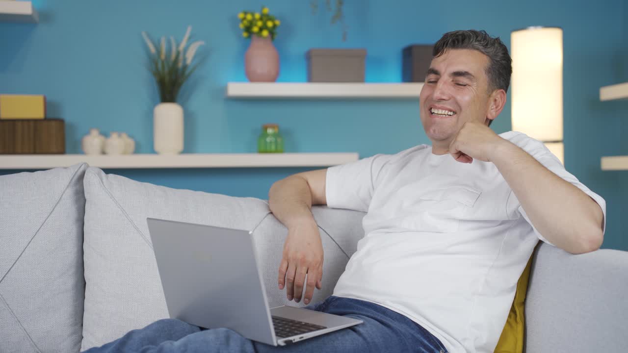 un hombre con el objetivo de hacer crecer su negocio. él sueña y piensa.