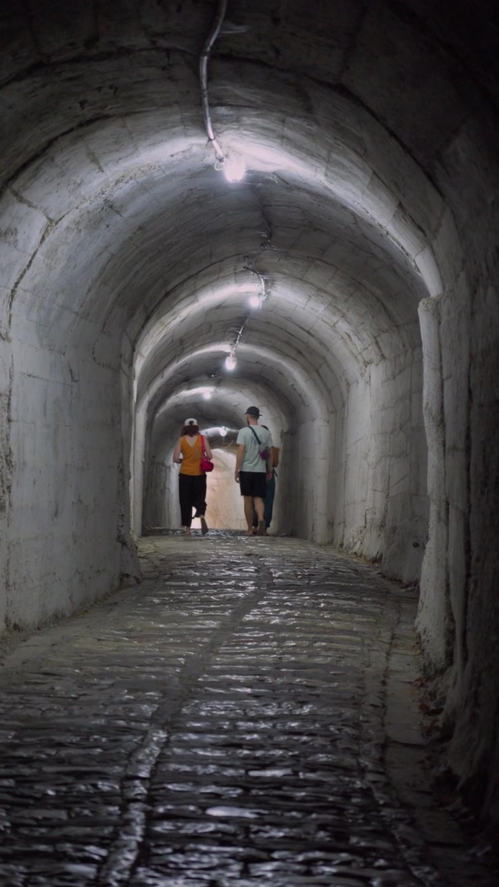 Tunnel d'ingresso sotterraneo che conduce al museo Bunk'Art 1 a Tirana, Albania