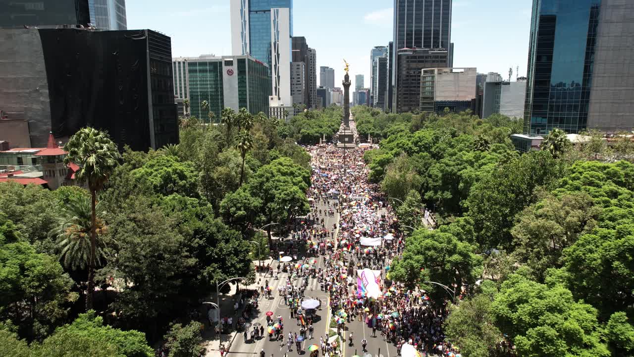 drone aéreo hacia atrás disparado en el desfile del orgullo 2023 en la avenida de la reforma en junio