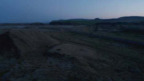 Vista-De-Drones-Del-Camión-De-La-Carretera-Conduciendo-Pacíficamente-En-La-Carretera-De-Circunvalación-Por-La-Noche.-Vista-De-Pájaro-Coche-De-Conducción-Rápida-En-La-Carretera-De-Circunvalación,-La-Carretera-Más-Importante-De-Islandia