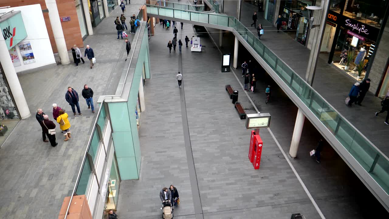 리버풀, 영국, 2018년 3월 6일, 리버풀 원에서 슬로우 모션 쇼핑을 하는 사람들