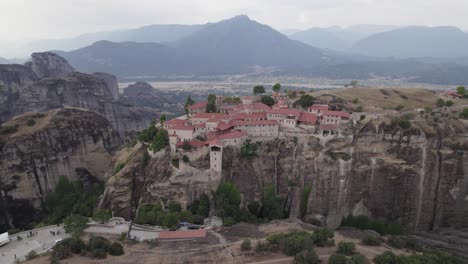 Vista-Aérea-Del-Impresionante-Monasterio-De-Gran-Meteorito-En-Lo-Alto-De-Un-Acantilado,-Tesalia