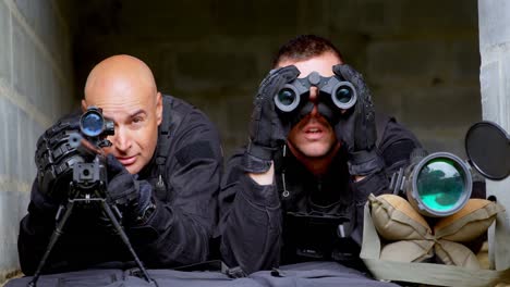 vista frontal de soldados militares caucásicos mirando a través de binoculares y riflescopio en el entrenamiento 4k