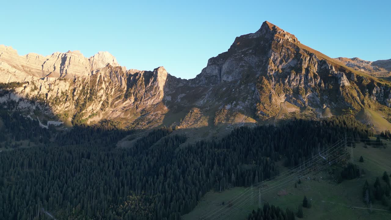 Pemandangan panorama Obersee Fronalpstock Glarus Näfels, pegunungan berbatu dengan langit biru dan cahaya keemasan