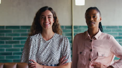 retrato de dos dueñas sonrientes o empleados que trabajan en una cafetería o cafetería