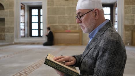 Hombre-Leyendo-El-Corán-árabe