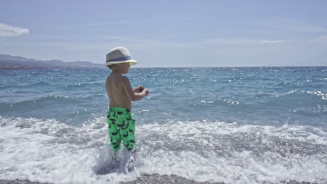 Niño-De-Tres-Años-Disfruta-Del-Mar-En-La-Playa-De-Kalamata-Grecia-Cámara-Lenta