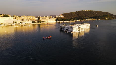 Vista-Aérea-Escénica-Del-Palacio-Del-Lago-Taj-En-Pichola,-Udaipur,-Rajasthan,-India