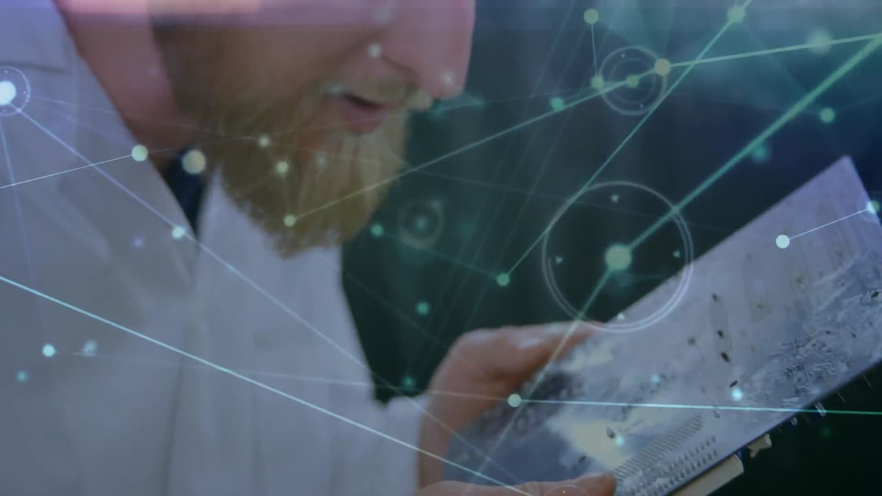 animación de la red de conexiones sobre el hombre caucásico reparando hardware de computadora