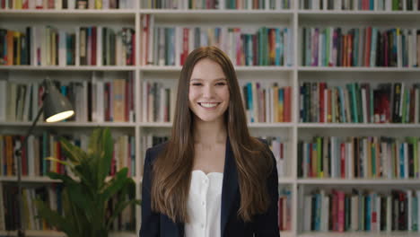 Retrato-De-Una-Joven-Hermosa-Mujer-Parada-En-La-Biblioteca-Estudiante-Sonriendo-Riendo-Estudiando-Aprendiendo