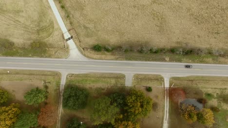 Ein-Kurzer-Drohnenclip,-Der-Zeigt,-Wie-Ein-Auto-An-Mehreren-Anderen-Autos-Vorbeifährt