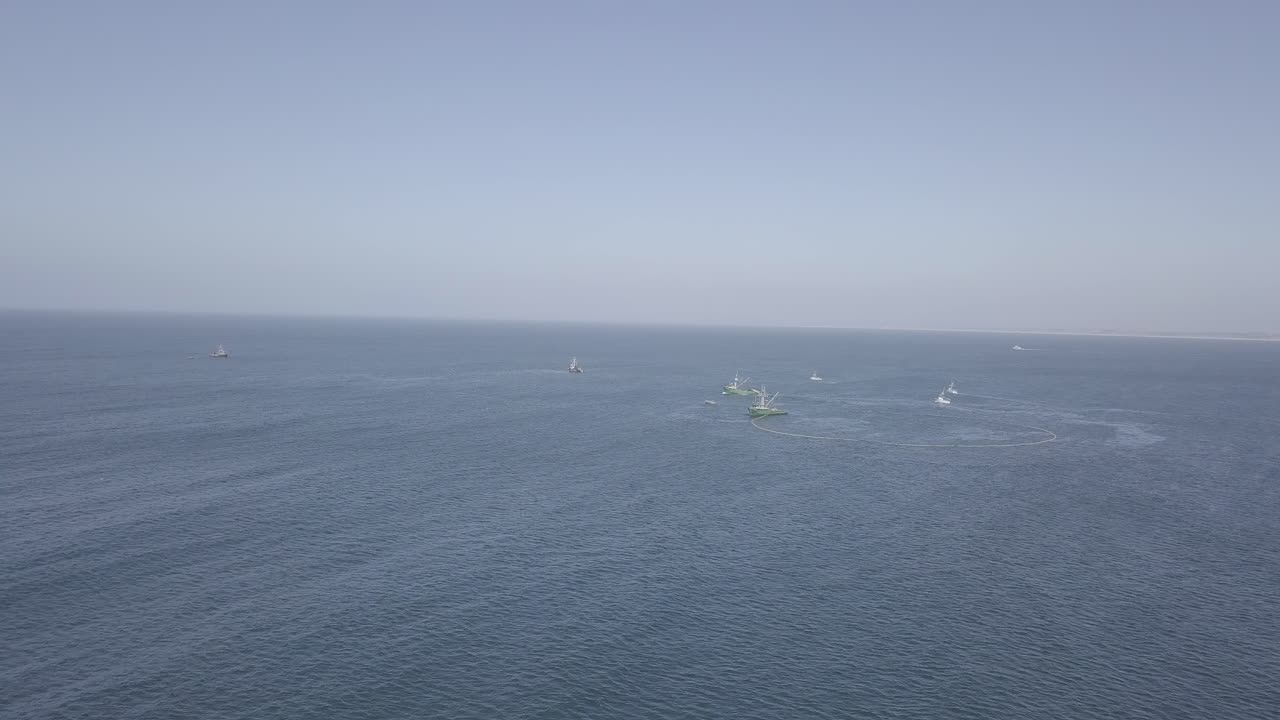 바다에서 낚시 보트의 공중 드론 샷