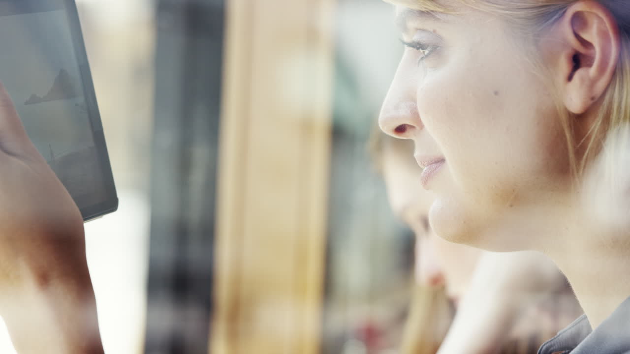 카페에서 커피를 마시는 디지털 태블릿을 사용하는 아름다운 여성