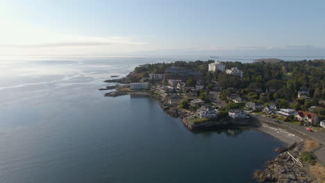 Drohne-Entlang-Der-Pazifischen-Küste-In-Der-Nähe-Von-Oak-Bay,-BC,-Kanada