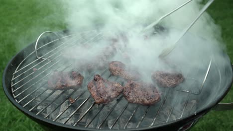 Türkisches-Hackfleisch,-Auch-Bekannt-Als-Fleischbällchen-Oder-Köfte,-Wird-Auf-Einem-Grill-Gekocht