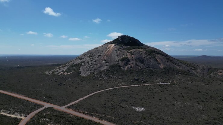 Ripresa aerea in avvicinamento del Monte Frenchman nell'area di Cape Le Grand, Australia Occidentale.