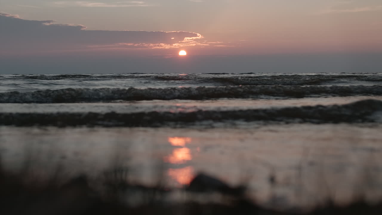 바다 위에 해가 지는 것