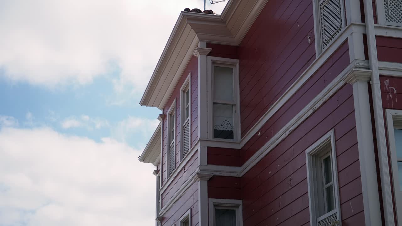 exterior de edificio de madera roja