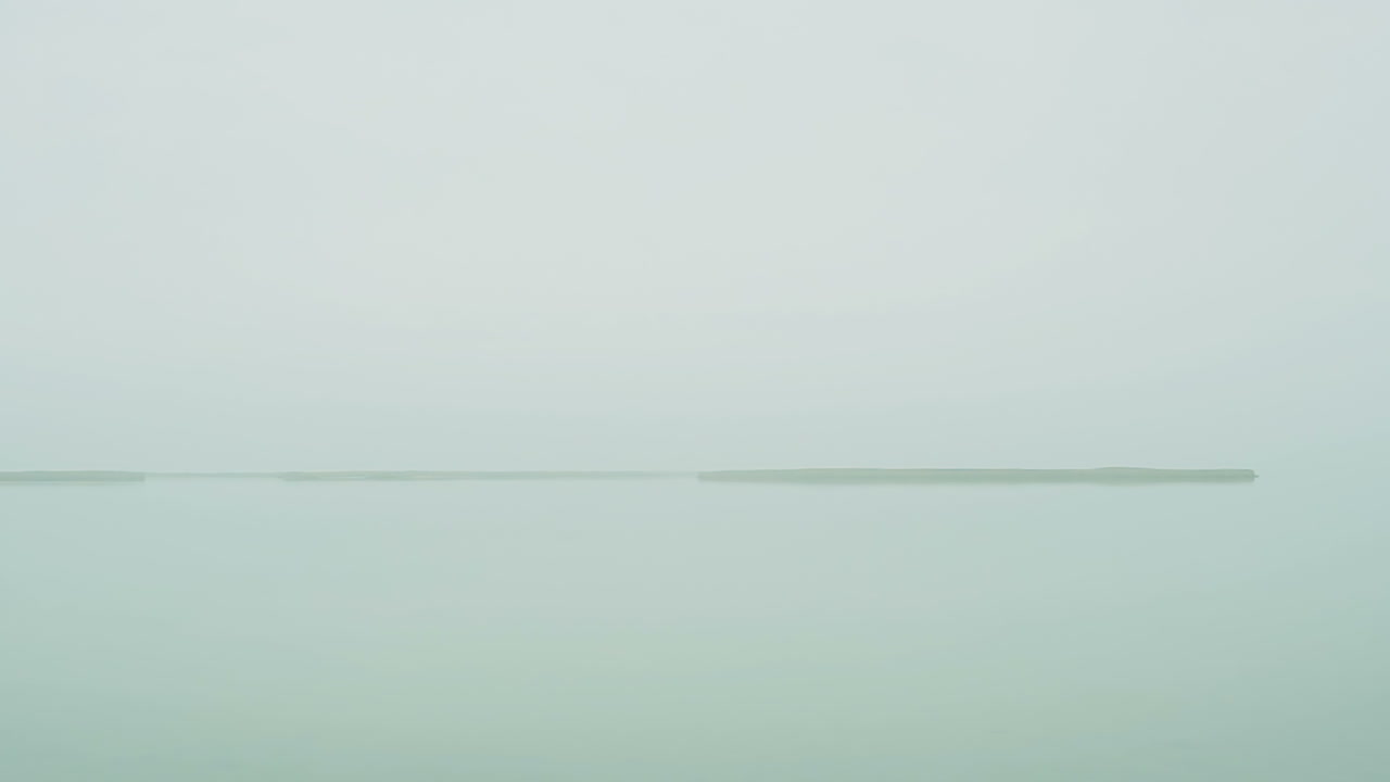 海上の氷、霧。霧の海。
