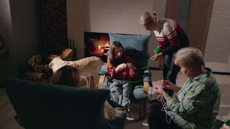 sesión de tejer en familia junto a la chimenea