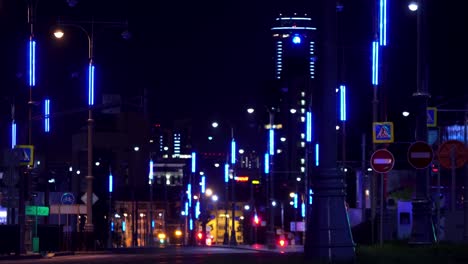 paisaje urbano nocturno con luces azules