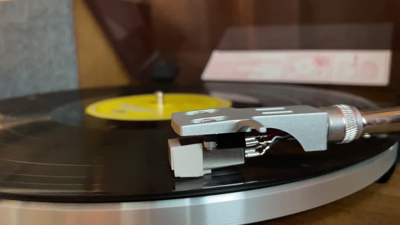 비닐 레코드를 재생하는 턴테이블의 클로즈업