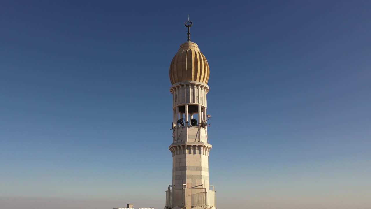 torre de la mezquita en el campamento de refugiados de anata, jerusalén, vista aérea