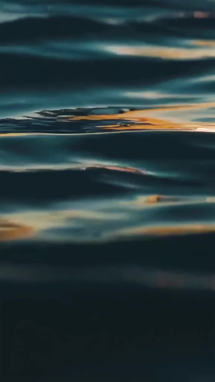 Primo Piano di Dolci Onde Oceaniche al Tramonto
