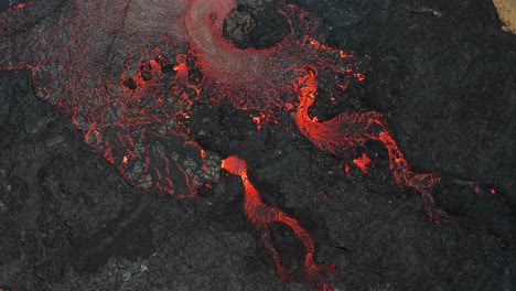 volcán activo en erupción de lava y magma en islandia