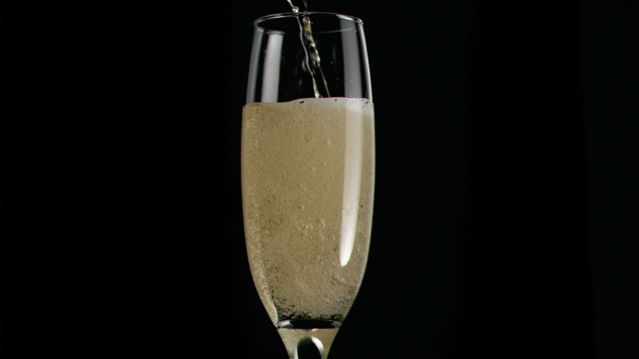 Champagne che scorre al rallentatore in un flûte