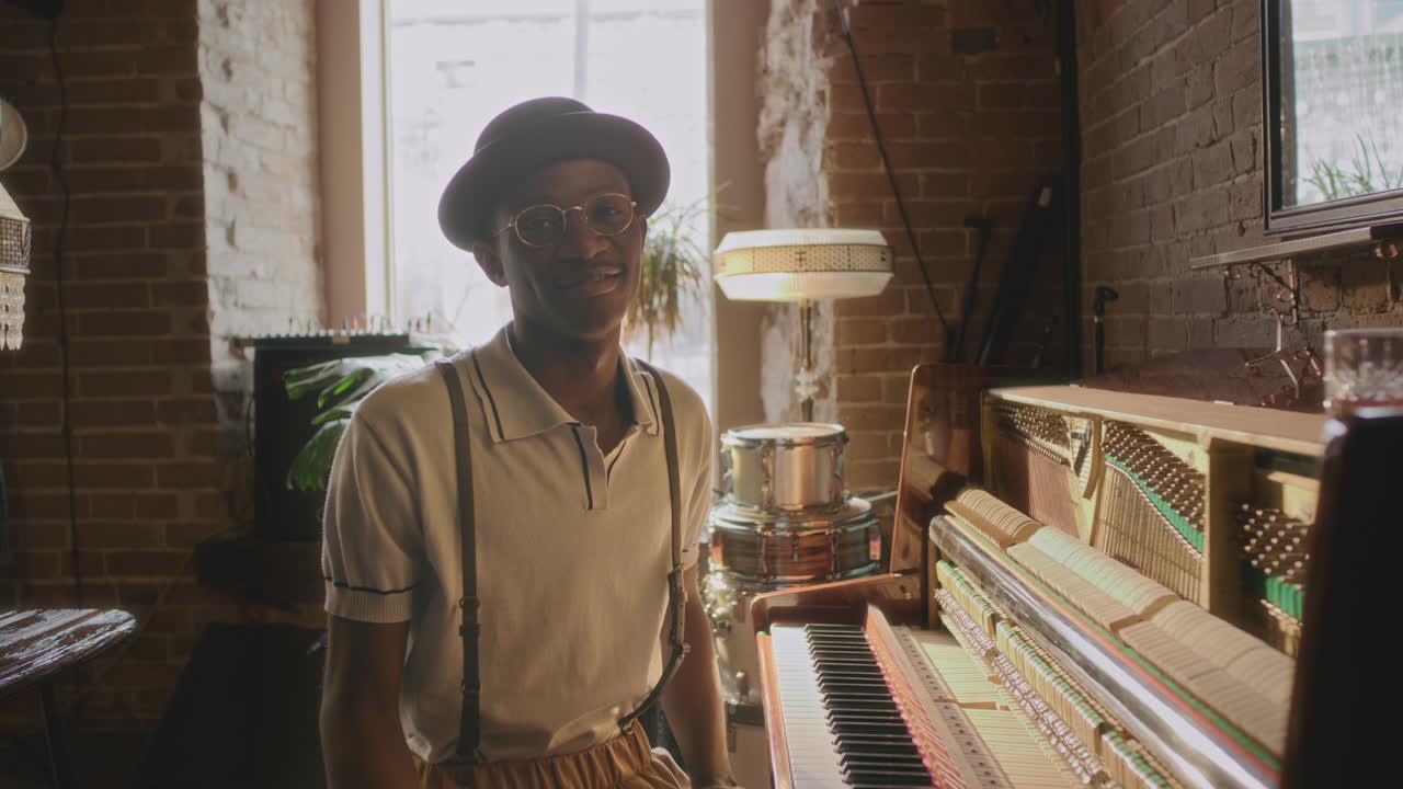 Homme jouant du piano dans un bar vintage