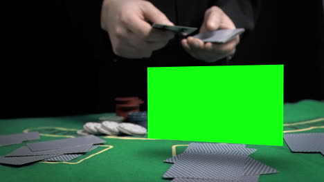 hombre lanzando cartas sobre la mesa